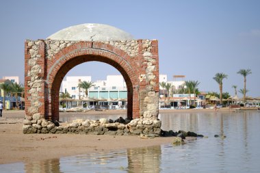 Suya yakın oryantal tarzı bina terkedilmiş eski tuğla