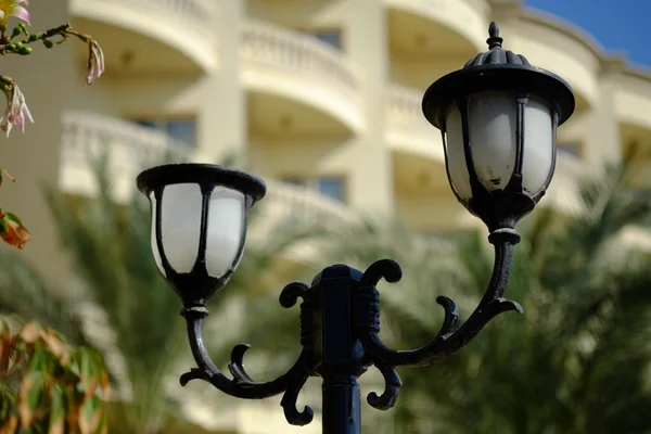 Imagen de estilo vintage con lámpara de calle vieja en el parque — Foto de Stock