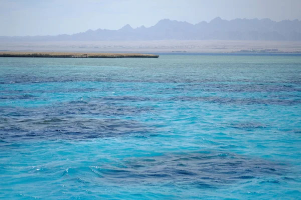 明媚的蓝天大海水波纹背景 — 图库照片