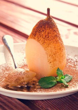 Kakao ve beyaz tabakta nane ile haşlanmış armut