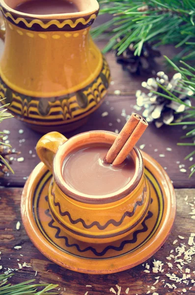 Chocolate caliente con canela en vajilla rústica —  Fotos de Stock
