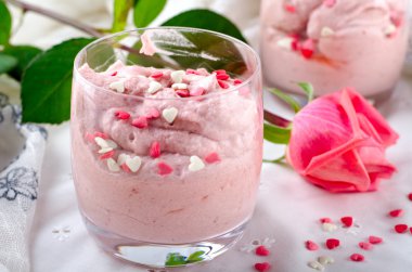 Gözlük ve pembe Gül, çilek tatlı şeker kalpler ile dekore edilmiştir. Sevgiliye arka plan