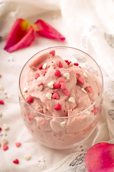 Erdbeerdessert in Gläsern und rosa Rose, dekoriert mit Zuckerherzen. Hintergrund zum Valentinstag — Stockfoto