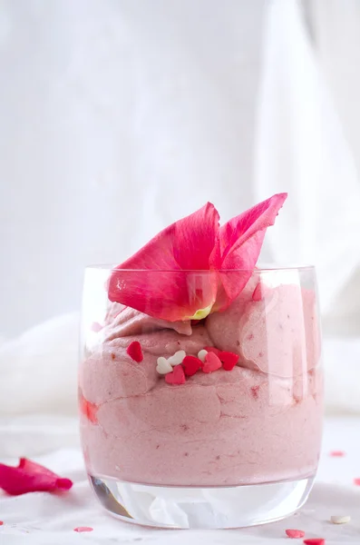 Dolce alla fragola in bicchieri e rosa rosa, decorato con cuori di zucchero. San Valentino sfondo — Foto Stock