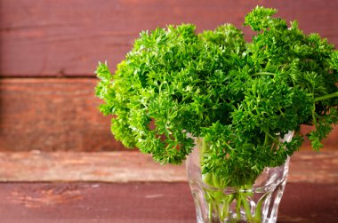 Bir bardak taze organik yeşil kıvırcık maydanoz