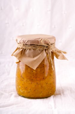 Beyaz arka plan üzerinde kabak-turuncu-zencefil-haşhaş tohumu ev yapımı reçel