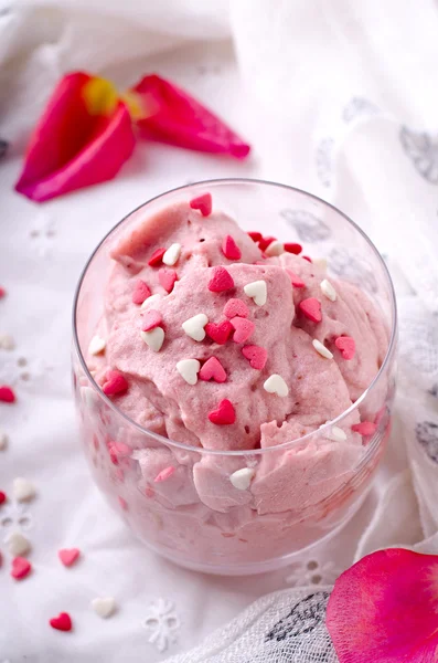 Dolce alla fragola in bicchieri e rosa rosa, decorato con cuori di zucchero. San Valentino sfondo — Foto Stock