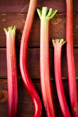 taze organik kırmızı ravent ahşap masa, rustik tarzı üzerinde