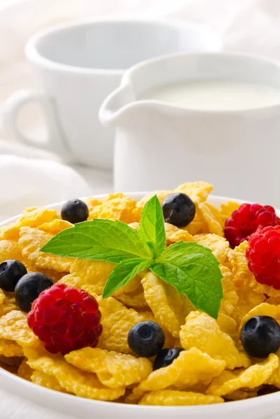 Сніданок з пластівцями, ягодами, м'ятою та молоком — стокове фото