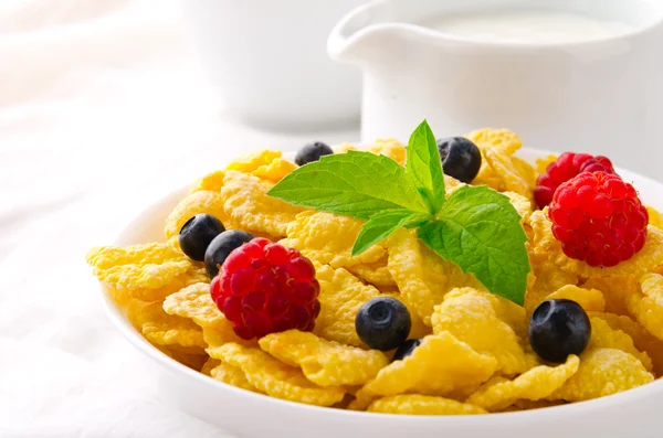 Сніданок з пластівцями, ягодами, м'ятою та молоком — стокове фото