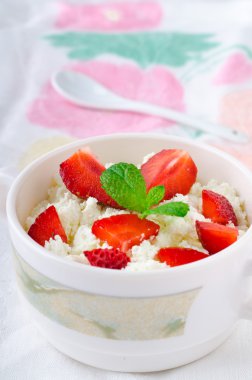 Çiftçi peynir, çilek ve nane ile Servis Kahvaltı