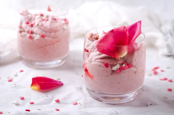 Dolce alla fragola in bicchieri e rosa rosa, decorato con cuori di zucchero. San Valentino sfondo — Foto Stock