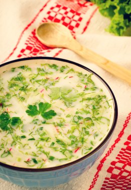 Geleneksel Slav soğuk yaz çorbası okroshka, diyet ve vejetaryen