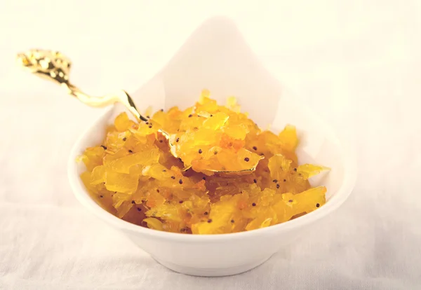Pumpa-Orange-ingefära-Poppy seed hemlagad sylt på vit bakgrund — Stockfoto