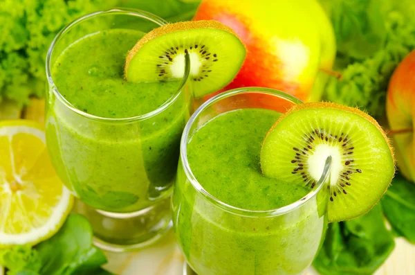 Smoothie verde saudável com espinafre, kiwi, maçãs, salada e hortelã em vidro — Fotografia de Stock