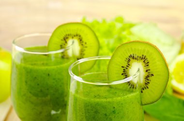 Ispanak, kivi, elma, salata ve nane cam ile sağlıklı yeşil smoothie