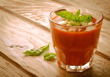 Bir bardak fesleğen ang kabak ile domates gaspaço