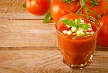 Bir bardak fesleğen ang kabak ile domates gaspaço