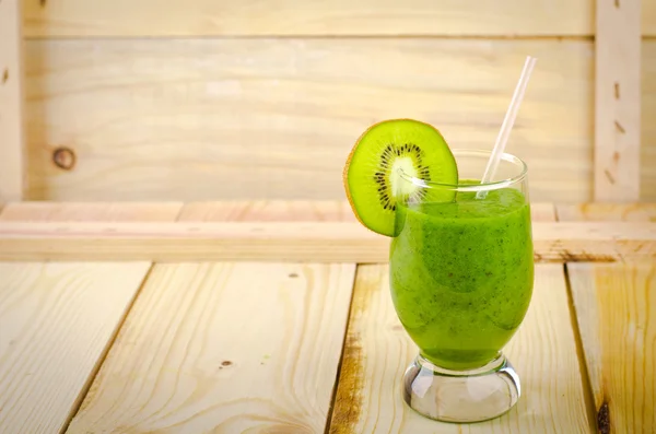 Smoothie verde saudável com espinafre, kiwi, maçãs, salada e hortelã em vidro — Fotografia de Stock