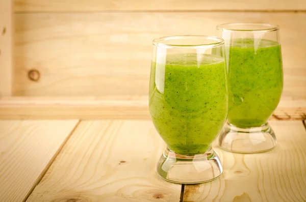 Smoothie verde saudável com espinafre, kiwi, maçãs, salada e hortelã em vidro — Fotografia de Stock