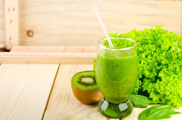 Smoothie verde saudável com espinafre, kiwi, maçãs, salada e hortelã em vidro — Fotografia de Stock