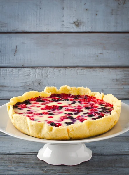 Mix berry tart, pasta, ahududu ile kek, böğürtlen, bluberries, kırmızı frenk üzümü ve krema, kopya alanı