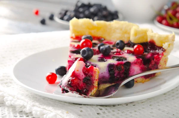 Mix berry tart, pie, cake with raspberries, bilberries, bluberries, red currant and cream — Stock Photo, Image