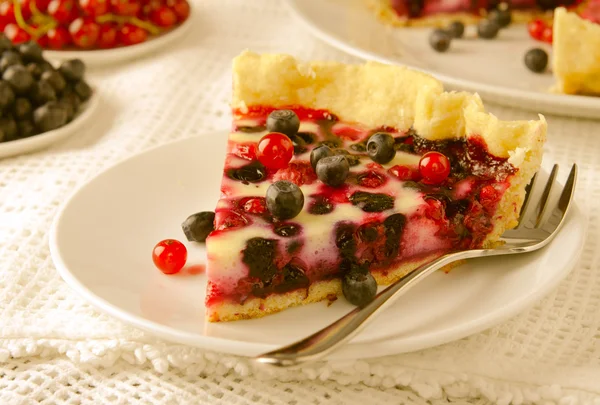 Mix berry tart, pie, cake with raspberries, bilberries, bluberries, red currant and cream on white background — Stock Photo, Image