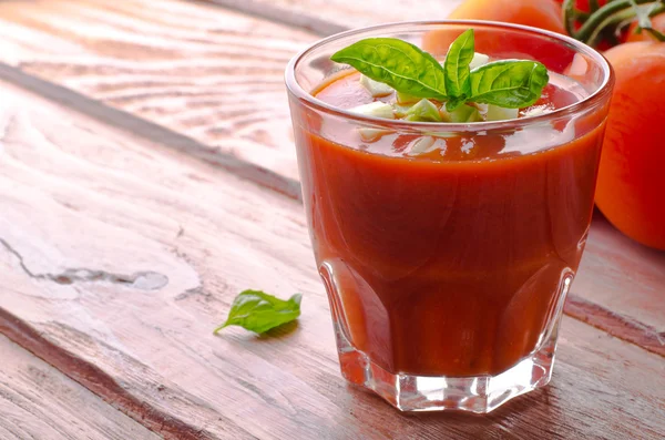 Gazpacho de tomate em um copo com abobrinha de manjericão ang — Fotografia de Stock