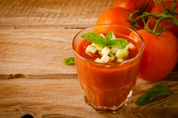 Bir bardak fesleğen ang kabak ile domates gaspaço