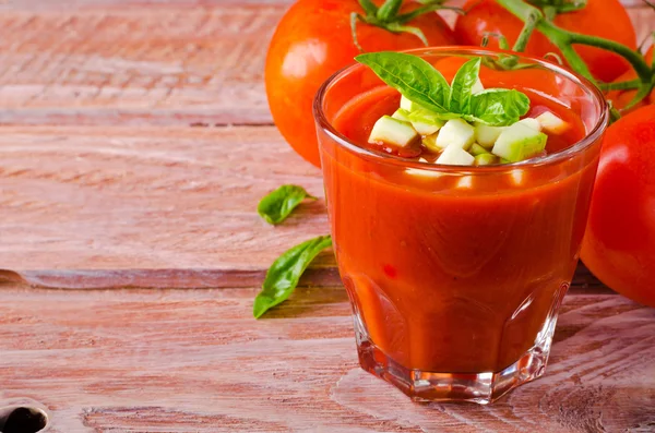 Gazpacho de tomate em um copo com abobrinha de manjericão ang — Fotografia de Stock