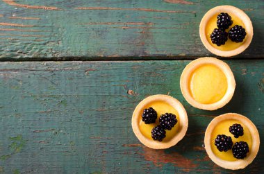 Limon Lor ve taze böğürtlen ile ev yapımı yuvarlak tartlets