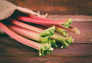 taze organik kırmızı ravent ahşap masa, rustik tarzı üzerinde