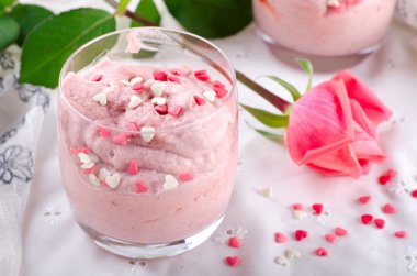Gözlük ve pembe Gül, çilek tatlı şeker kalpler ile dekore edilmiştir. Sevgiliye arka plan