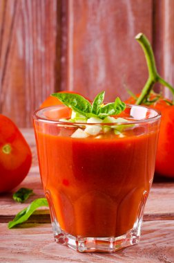 Bir bardak fesleğen ang kabak ile domates gaspaço