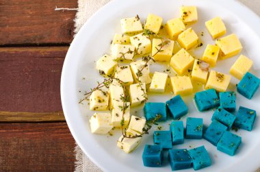 Peynir tabağı, Gouda, beyaz, mavi pesto peynir üzerinde otlar, zeytinyağı, nar ve hardal sos ile plaka beyaz