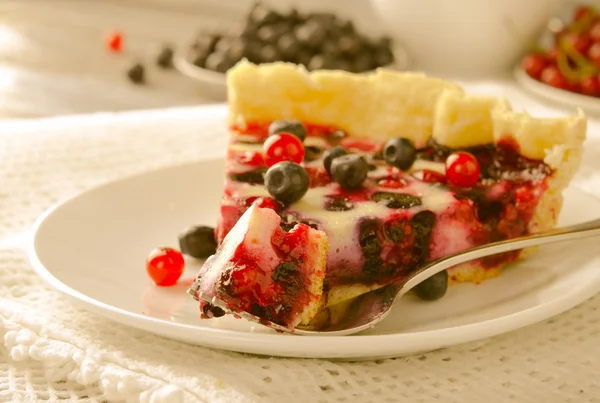 Mezclar tarta de bayas, tarta, pastel con frambuesas, arándanos, arándanos, grosella roja y crema sobre fondo blanco — Foto de Stock