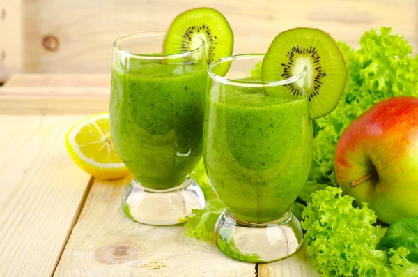 Smoothie verde saudável com espinafre, kiwi, maçãs, salada e hortelã em vidro — Fotografia de Stock