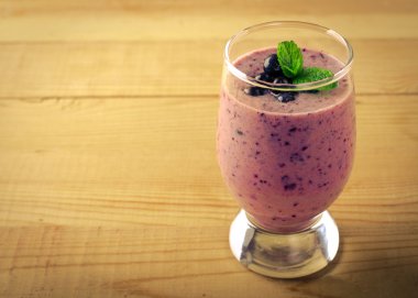 Sağlıklı yaban mersini muz smoothie nane ve bir bardak taze çilek ile