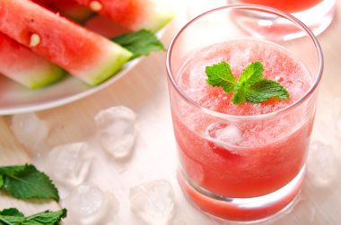 Nane ve buz cam ile sağlıklı karpuz güler yüzlü