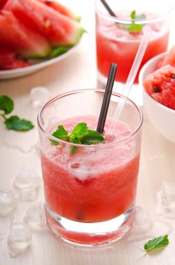 Nane ve buz cam ile sağlıklı karpuz güler yüzlü