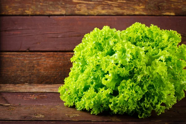 Grote bos verse biologische groenten, salade op oude houten tafel — Stockfoto