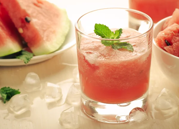 Nane ve buz cam ile sağlıklı karpuz güler yüzlü