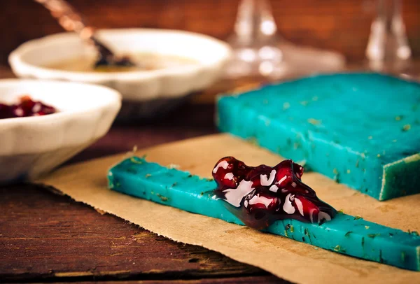 Blå pesto ost med örter, granatäpple sylt och såser på trä rustik bakgrund — Stockfoto