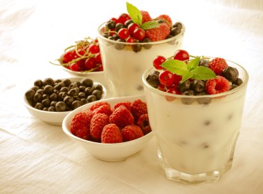 Şekerli tatlı, puding, mix çilek ve nane ile panna cotta