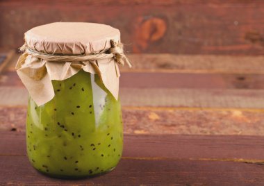 Kiwi-nane ev yapımı reçel ahşap arka plan üzerinde.