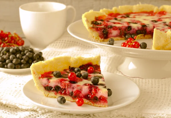 Mix berry dort, koláč, dort s malinami, borůvkami, javorový sirup, červeného rybízu a krém na bílém pozadí — Stock fotografie