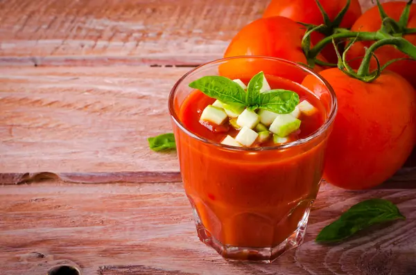 Gazpacho de tomate em um copo com abobrinha de manjericão ang — Fotografia de Stock