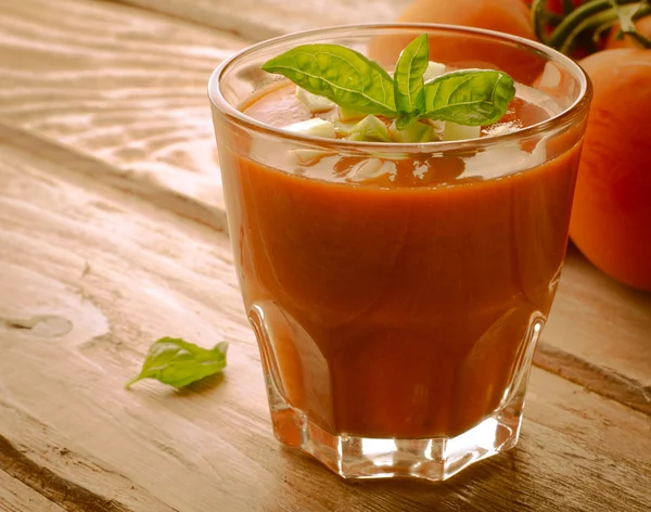 Gazpacho de tomate em um copo com abobrinha de manjericão ang — Fotografia de Stock