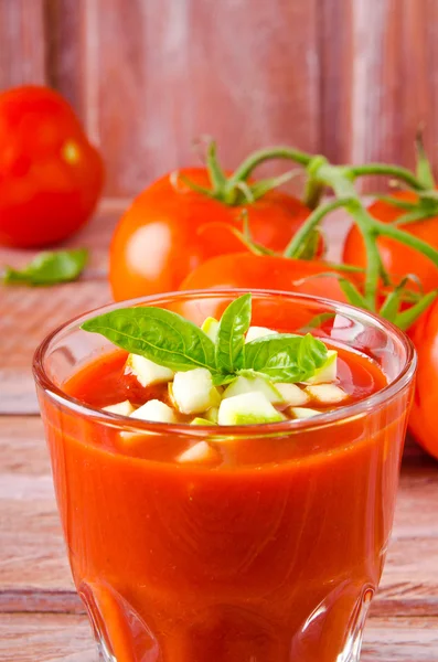 Gazpacho de tomate em um copo com abobrinha de manjericão ang — Fotografia de Stock